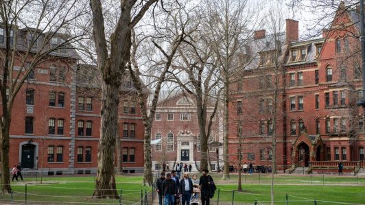 Departamento de Estado de EE.UU. ordena a embajadas que reanuden tramitación de visas para estudiantes de Harvard