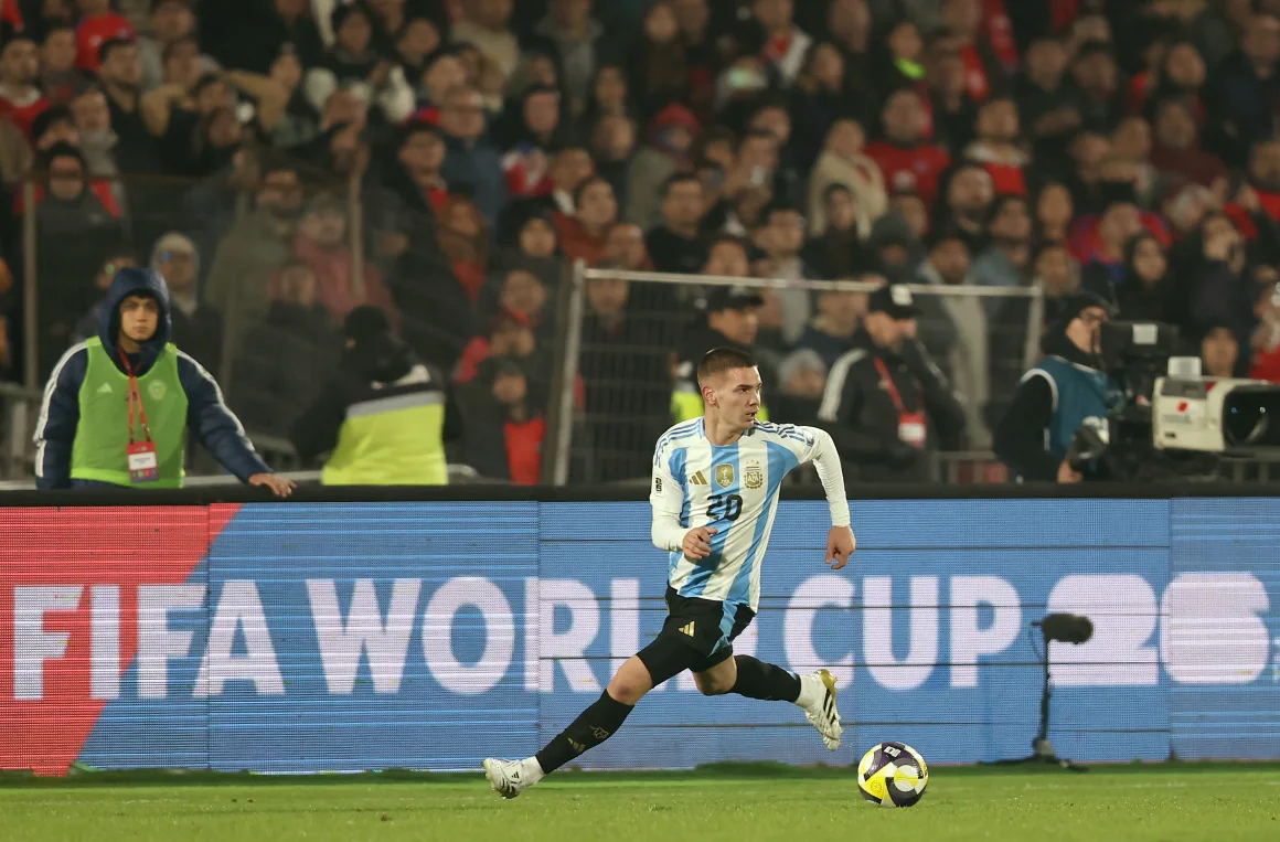 El delantero argentino Franco Mastantuono en el partido de fútbol de las eliminatorias sudamericanas de la Copa Mundial de la FIFA 2026 entre Chile y Argentina. JAVIER TORRES/AFP/AFP via Getty Images