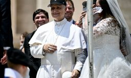 ¿Fin del uniforme papal? León XIV causa sensación al lucir jockey de su equipo de béisbol favorito en audiencia en el Vaticano