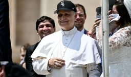 ¿Adiós al uniforme papal? León XIV causa sensación al lucir jockey de su equipo de béisbol favorito en audiencia en el Vaticano