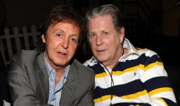 "Un genio musical y revolucionario": Paul McCartney, Bob Dylan y Elton John dedican emotivos homenajes a Brian Wilson tras su muerte