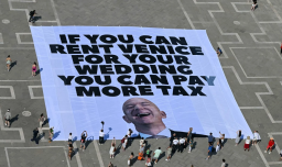 Denuncian privatización de espacios públicos: Protestas en Venecia obligan a Jeff Bezos a cambiar el lugar de su millonaria boda