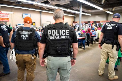 Chileno en Estados Unidos denuncia que fue emboscado por policías de inmigración mientras salía de tribunal