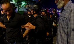 Equipo de CNN fue escoltado por la Policía de Los Ángeles fuera de la zona de protestas: También los detuvieron brevemente
