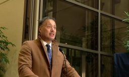 "Aquí no hay absolutamente nada que ocultar": Presidente de la Cámara se defiende de viaje al extranjero en semana distrital