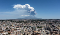 Impactante momento: Volcán Etna entra en erupción y lanza al aire una enorme columna de ceniza y rocas en Italia