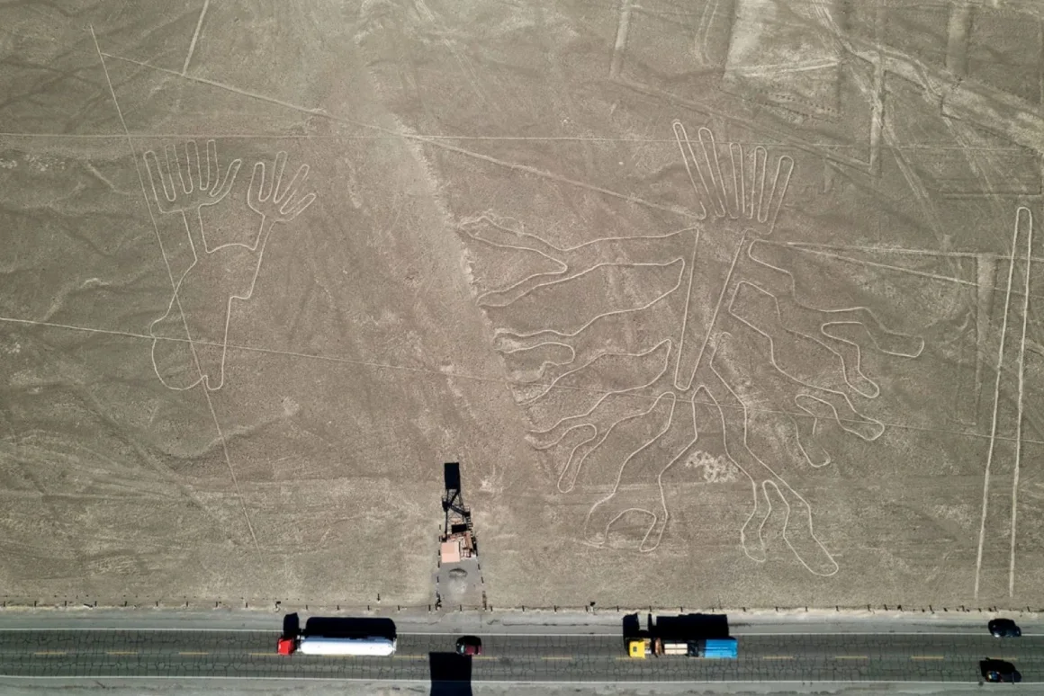 Camiones circulan por la Carretera Panamericana pasando por antiguos geoglifos conocidos como las Líneas de Nazca en Perú el 17 de mayo de 2023. Martín Mejía/AP
