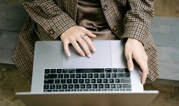 ¿Qué es y cómo detectar la angustia digital?: Experta entrega claves para evitar el fenómeno