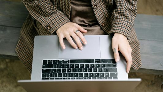 ¿Qué es y cómo detectar la angustia digital?: Experta entrega claves para evitar el fenómeno