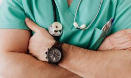Cáncer de próstata: ¿Cuándo se recomienda consultar con un especialista y qué factores influyen en su aparición?