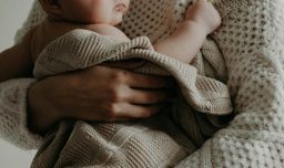 Estudio de Rumbo Colectivo señala que tasa de fecundidad en Chile llegó a su nivel más bajo: 1,03 hijos por mujer