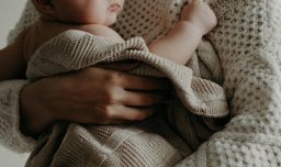 Suseso actualiza dictamen y permite viajar durante licencias de maternidad