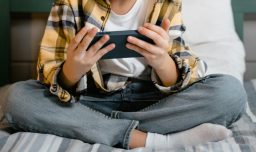 ¿Cómo hablar con niños y adolescentes sobre la guerra en el mundo digital? Académica entrega recomendaciones