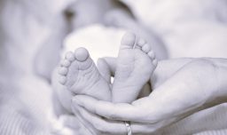Víctimas de adopciones ilegales durante la dictadura de Pinochet piden celeridad en creación de banco público de ADN