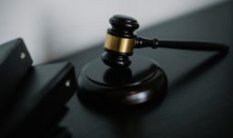 España: Tribunal ordena a padre seguir pagando pensión a su hijo de 24 años que no trabaja ni estudia