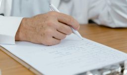Cáncer de próstata: Experto indica cuándo es oportuno realizar exámenes para una detección oportuna