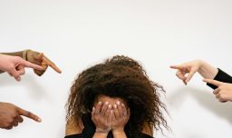 7 de cada 10 personas dice haber experimentado algún tipo de discriminación en el trabajo