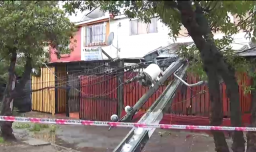 Mujer fue electrocutada en La Florida tras caída de poste en su casa por intensas lluvias