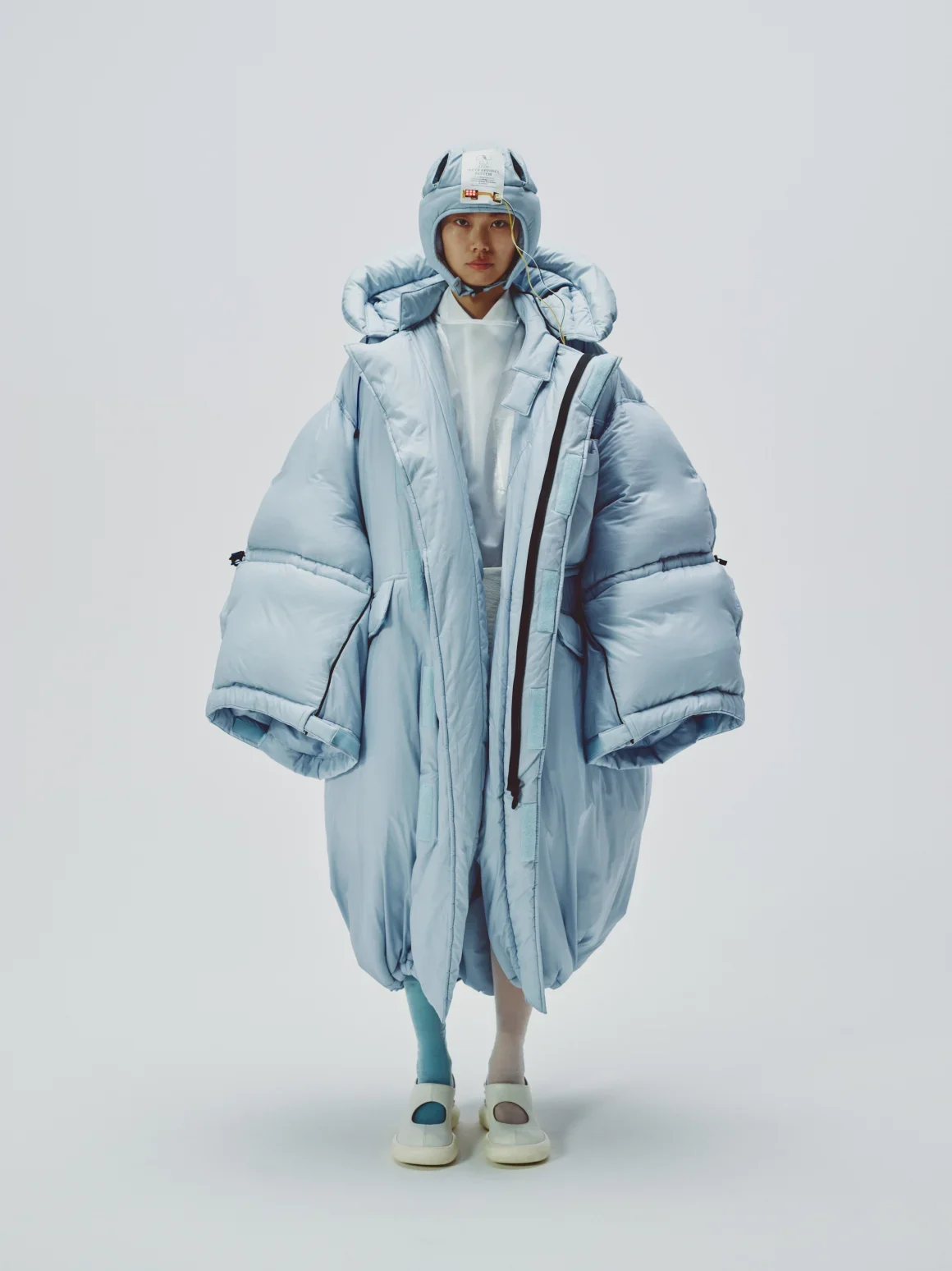 El abrigo de gran tamaño está fabricado con fibra Kodenshi, ligera pero cálida. Yusuke Maekawa