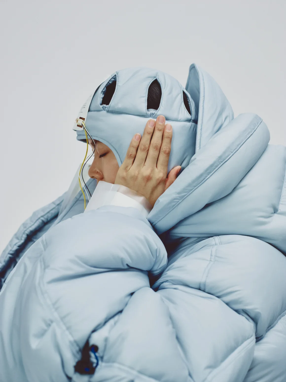 La capucha está equipada con dispositivos de luz y audio para ayudar al usuario a conciliar el sueño. Yusuke Maekawa