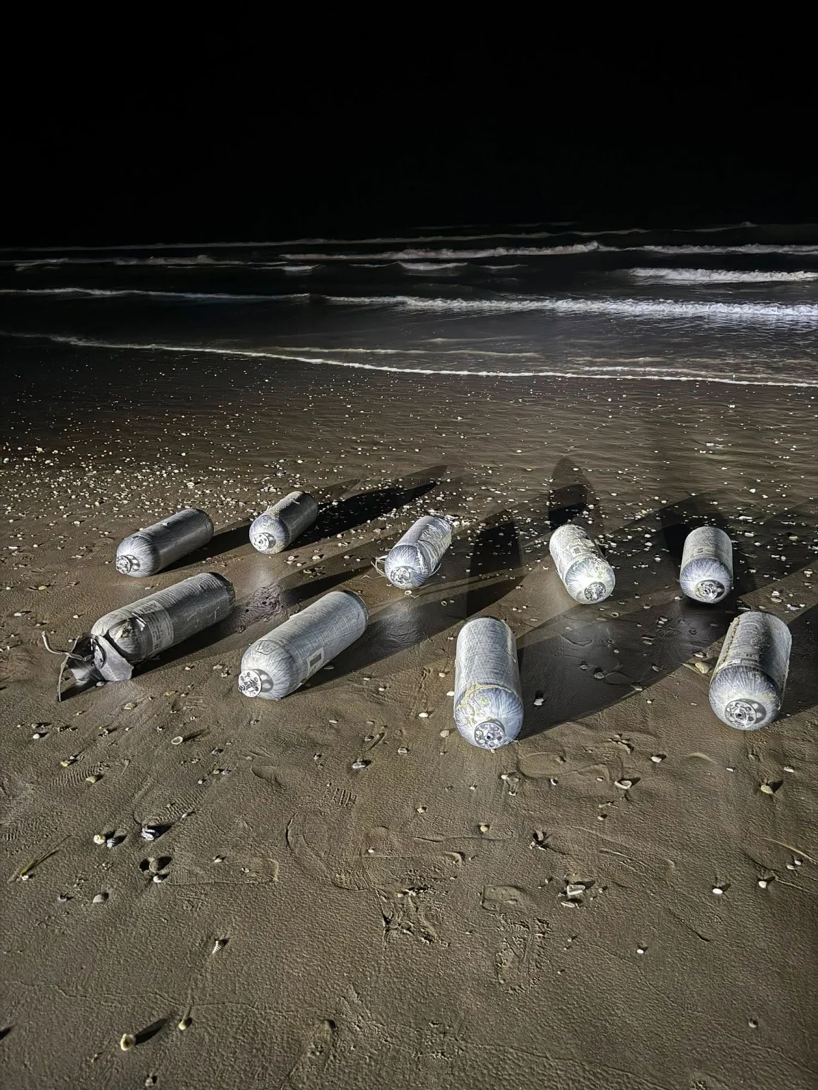 Múltiples fragmentos de cohetes encontrados en la playa de Bagdad en mayo. Cortesía de Jesús Elías Ibarra.