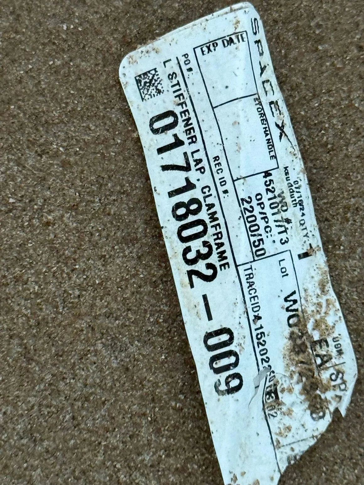 Esta etiqueta con el logotipo de SpaceX apareció en la playa de Bagdad en mayo. Cortesía de Jesús Elías Ibarra