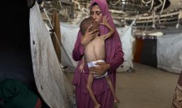 El desamparo de una madre palestina viuda con un hijo desnutrido: “Ya no se sostiene en pie”
