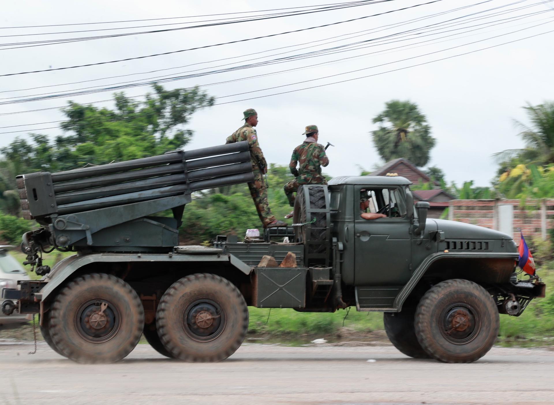 ODDAR MEANCHEY (Camboya), 27/07/2025.- Soldados camboyanos en un lanzador múltiple de cohetes autopropulsado en la provincia de Oddar Meanchey, en el noroeste de Camboya, durante el cuarto día de enfrentamientos en la frontera con Tailandia. EFE/EPA/KITH SEREY