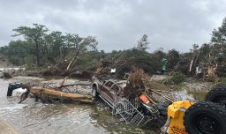 “Lo siento, no voy a sobrevivir": La trágica historia del hombre que salvó a su familia de las inundaciones en Texas y murió sujetando la mano de su madre