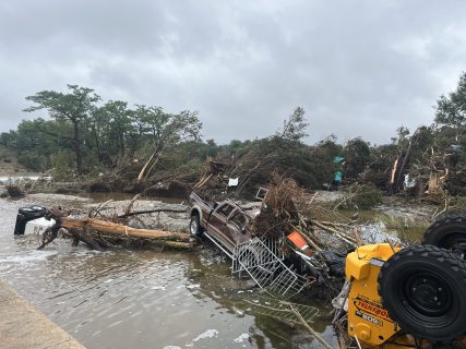 “Lo siento, no voy a sobrevivir": La trágica historia del hombre que salvó a su familia de las inundaciones en Texas y murió sujetando la mano de su madre