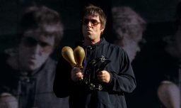 Liam Gallagher se burla de Coldplay tras escándalo de infidelidad: “No se preocupen, acá no tenemos esas cámaras de mier…”
