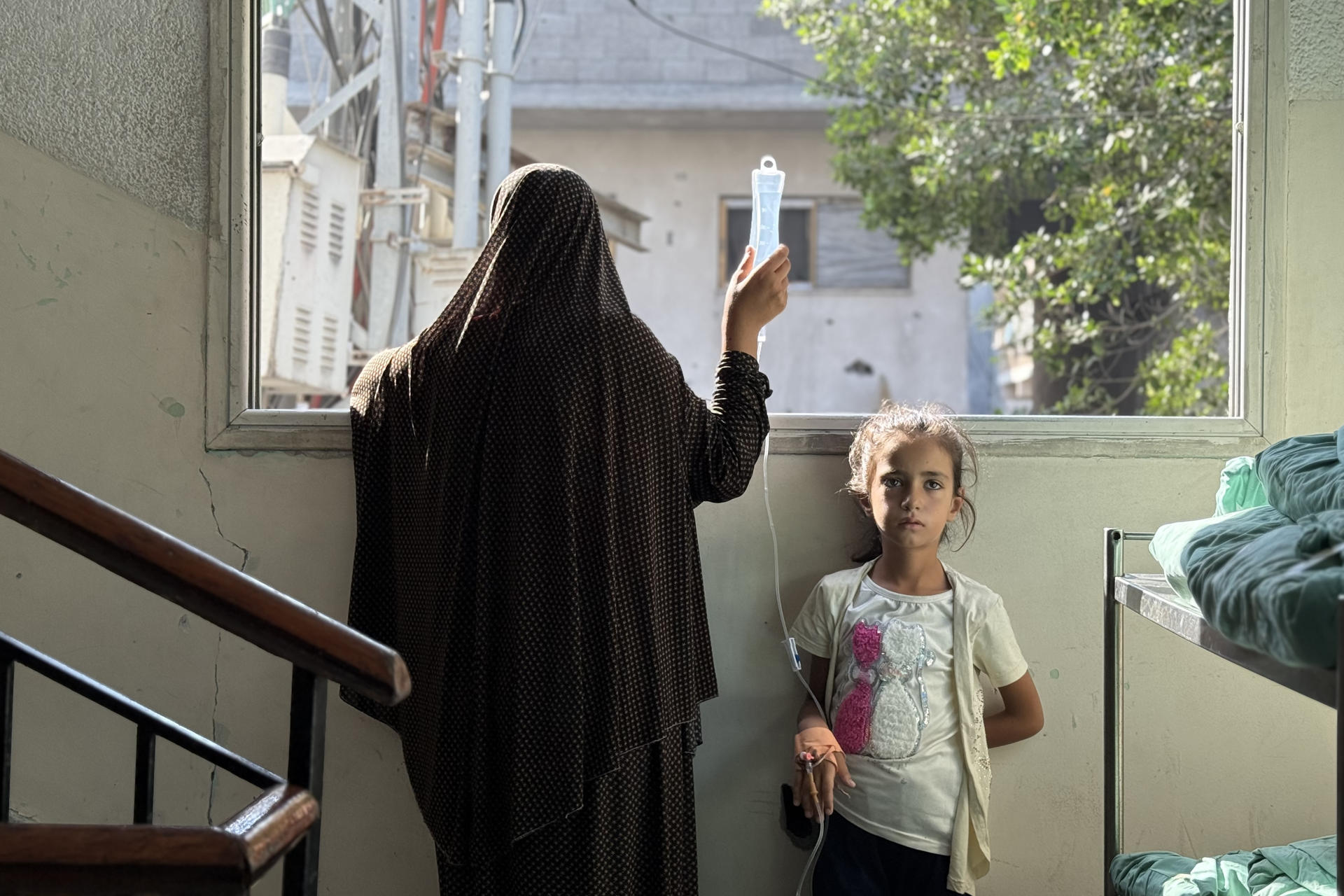 El Hospital de la Sociedad Benéfica de Amigos del Paciente de Ciudad de Gaza está atestado de madres ojerosas y niños cabezudos con cuerpos demasiado pequeños; ojos hundidos, tripas hinchadas y brazos diminutos. Es el único centro pediátrico que trata la desnutrición en el norte de la Franja, donde la hambruna se cobra cada día más vidas, la mayoría de niños. EFE/Ahmad Awad