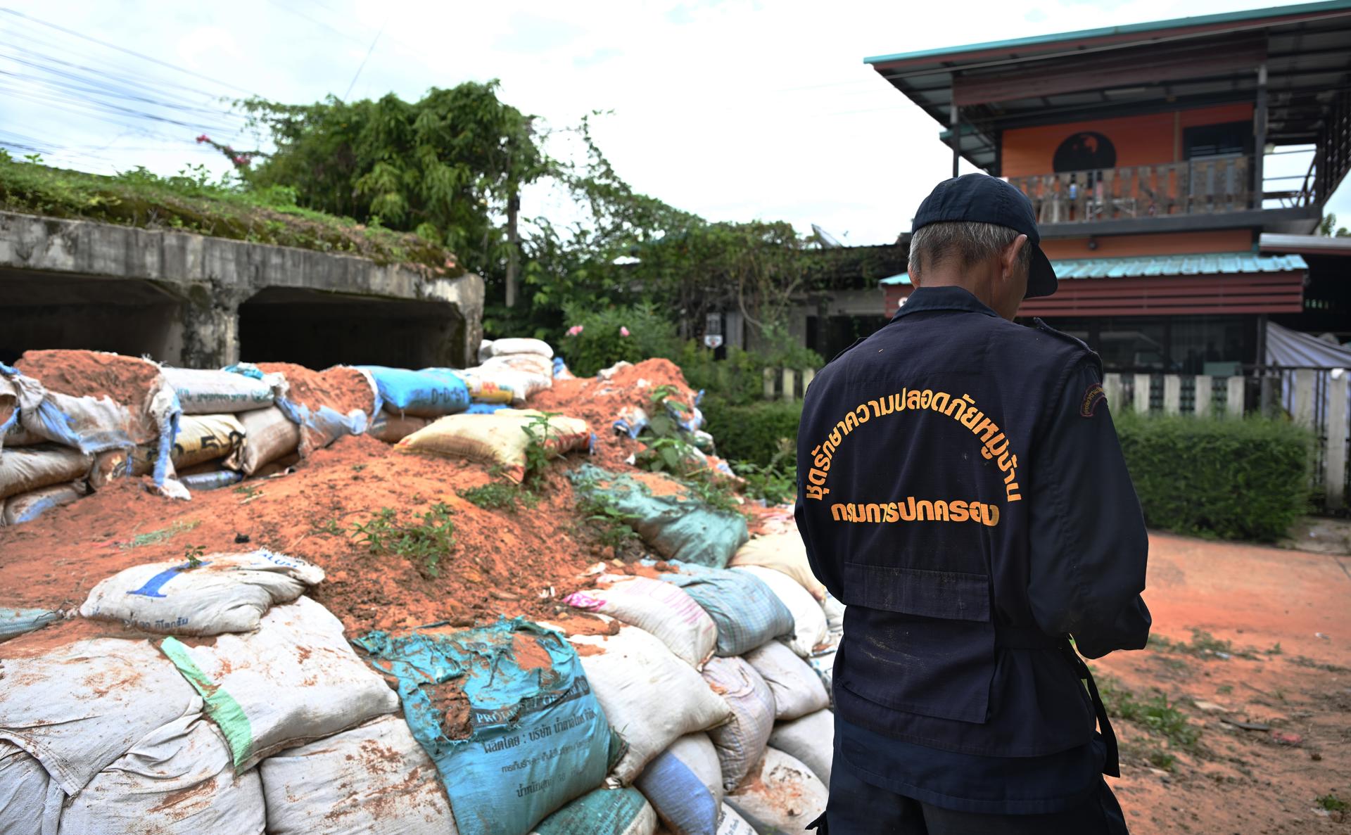 Un guardia de seguridad pasa junto a un búnker donde se refugian los aldeanos de Ta Miang, en el distrito de Phanom Dong Rak, provincia de Surin, Tailandia, el 25 de julio de 2025. Tailandia y Camboya intercambiaron intenso fuego de artillería durante un segundo día de combates, acusándose mutuamente de iniciar el intercambio en una zona fronteriza en disputa. Según el gobierno tailandés, al menos 15 personas murieron y más de 100.000 fueron desplazadas en Tailandia en medio de la creciente violencia. (Camboya, Tailandia) EFE/EPA/KAIKUNGWON DUANJUMROON