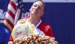 El "rey del hot dog" recupera su corona en el concurso de glotones: Devoró 70 unidades en 10 minutos
