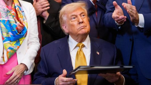 Casa Blanca asegura que Donald Trump tiene "excelente salud" tras mostrar moretones en una mano