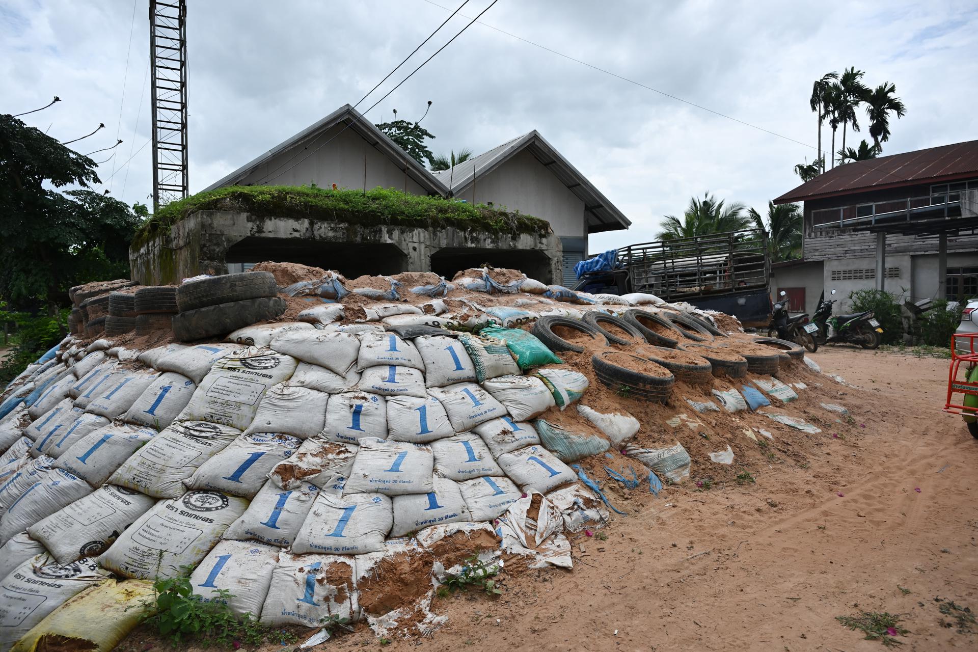 Vista de un búnker donde se refugian los aldeanos de Ta Miang, en el distrito de Phanom Dong Rak, provincia de Surin, Tailandia, el 25 de julio de 2025. Tailandia y Camboya intercambiaron intenso fuego de artillería durante un segundo día de combates, acusándose mutuamente de iniciar el intercambio en una zona fronteriza en disputa. Según el gobierno tailandés, al menos 15 personas murieron y más de 100.000 fueron desplazadas en Tailandia en medio de la creciente violencia. (Camboya, Tailandia) EFE/EPA/KAIKUNGWON DUANJUMROON