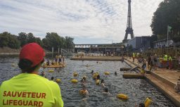 París celebra apertura de aguas del río Sena para el baño tras un siglo de prohibición