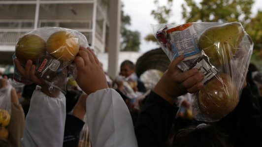 Radiografía a colaciones escolares: Sernac constató alta concentración de azúcar en productos y variabilidad de precios