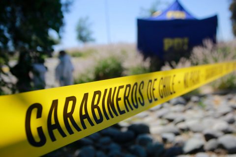 Doble homicidio en Colina: Dos hombres son asesinados a balazos en una cancha de fútbol