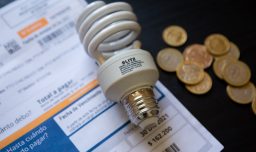 Experto enseña a entender los cobros en la boleta de la luz: Recomendaciones para ahorrar y ser eficientes
