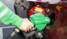 Precio de la gasolina registra importante caída durante este jueves: Valor del combustible baja más de 25$