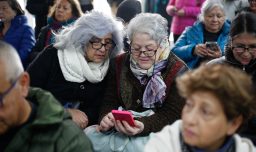 “La brecha digital excluye”: Gobierno lanza plan nacional para enseñar tecnología a personas mayores