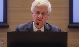 Piden salida del director del SII por no pagar contribuciones