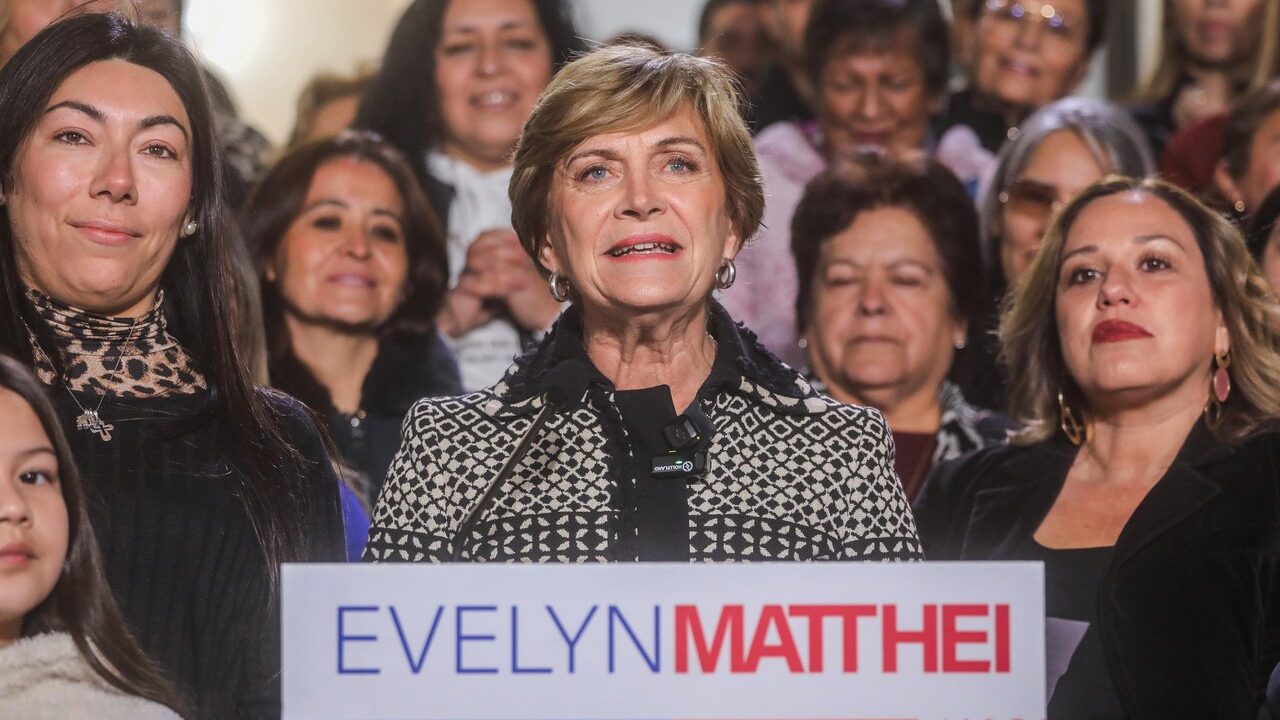 Matthei acusa a republicanos de campaña 