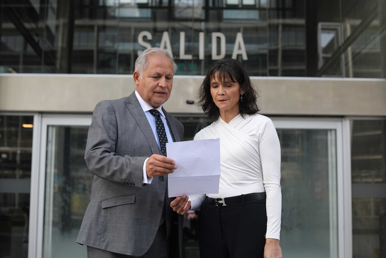 El abogado Juan Carlos Manríquez y la presidenta de la Polla Chilena de Beneficencia, Macarena Carvallo/Agencia Uno