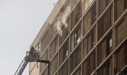 60 evacuados y 3 personas trasladas a recintos hospitalarios: Carabineros entrega balance por incendio en Santiago