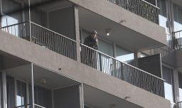 Hombre se parapetó en edificio de San Miguel: Fue detenido tras disparar hacia el Hospital Barros Luco