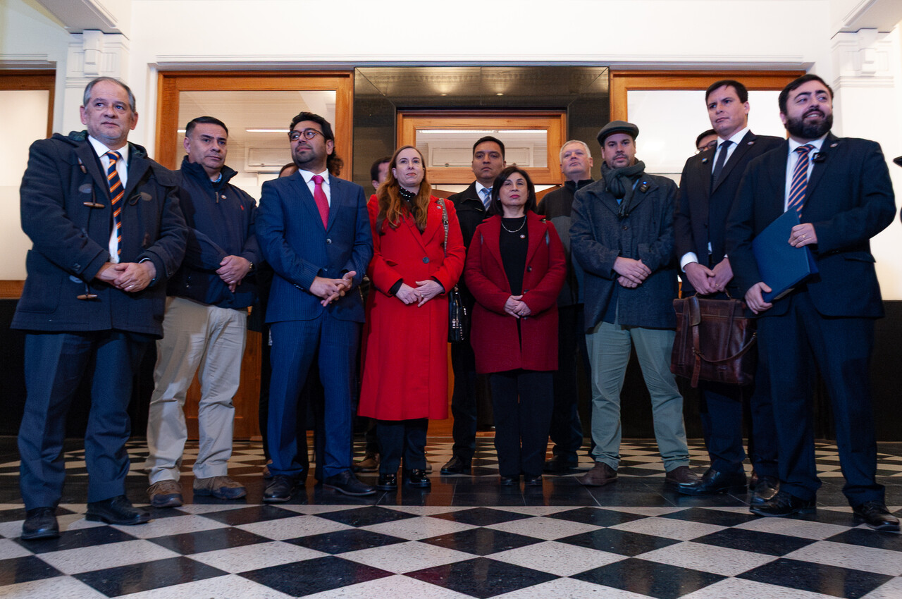 Cores de los partidos Republicano y UDI ingresan al Tricel el requerimiento donde solicitan la destitución del gobernador, Claudio Orrego/Agencia Uno