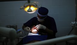 Por causar lesiones en la boca: Argentina prohíbe la comercialización de popular pasta de dientes que también se vende en Chile