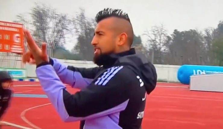 Arturo Vidal provoca a hinchas rivales con gesto polémico en regreso de Colo Colo a San Fernando